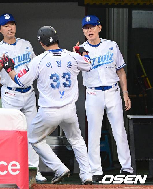 [OSEN=수원, 김성락 기자] 19일 오후 수원 KT위즈파크에서 ‘2025 신한 SOL Bank KBO리그’ KT 위즈와 한화 이글스의 경기가 열렸다.홈팀 KT는 헤이수스, 방문팀 한화는 와이스를 선발로 내세웠다.3회말 1사 3루 KT 김상수의 동점 1타점 희생플라이 때 3루주자 이정훈이 득점을 올린 뒤 이강철 감독과 하이파이브를 하고 있다.  2025.07.19 /