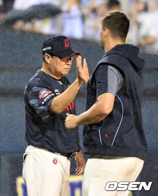 [OSEN=잠실, 이대선 기자] 프로야구 롯데 자이언츠가&nbsp;LG 트윈스를 꺾고 1경기 차이로 추격했다.&nbsp;롯데는 19일 서울 잠실구장에서 열린 2025 KBO리그&nbsp;LG와&nbsp;시즌 10차전 맞대결에서 6-1로 승리했다. 유강남이 2루타 2개를 때리며 3타수 2안타 2타점을 기록했다.&nbsp;경기 종료 후 롯데 김태형 감독이 데이비슨과 승리의 기쁨을 나누고 있다. 2025.07.19 /sunday@osen.co.kr