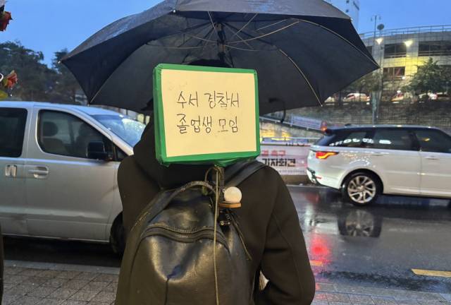 ▲ 언제나 메고 다니는 백팩과 직접 제작한 화이트보드를 들고 어느 시위현장에 선 샤샤. 일인 기수들의 깃발을 대신한 화이트보드는 매번 내용이 바뀐다. ⓒ 샤샤