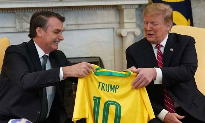 2019년 미국 백악관을 방문한&nbsp;자이르&nbsp;보우소나루 브라질 대통령이 도널드 트럼프 대통령과의 정상회담에 앞서 트럼프 이름이 새겨진 브라질 축구 국가 대표팀 유니폼을 선물하고 있다. 게티이미지 제공