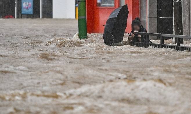 광주지역에 하루 최고 311㎜ 폭우가 쏟아진 17일 오후 침수된 광주 북구청 앞 도로에서 한 시민이 물살에 휩쓸리고 있다. 뉴시스