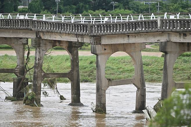 18일 오후 광주 북구 동림동 옛산동교 중단부가 전날 내린 폭우로 파손, 출입이 통제되고 있다. 뉴시스
