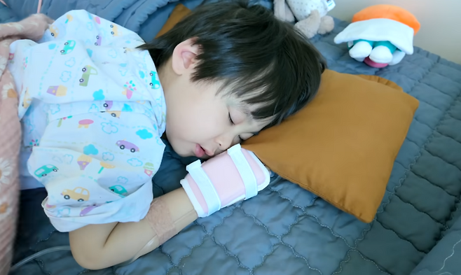 그룹 H.O.T 출신 가수 문희준과 크레용팝 출신 소율 부부가 아들 희우의 혈소판 감소증 투병 사실을 공개했다.&nbsp;유튜브 채널 ‘JAM2 HOUSE 재미하우스’ 캡처