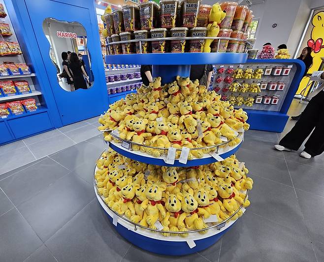 여주프리미엄아울렛 내&nbsp;‘하리보 스토어’에 각종 굿즈가 진열돼 있다.