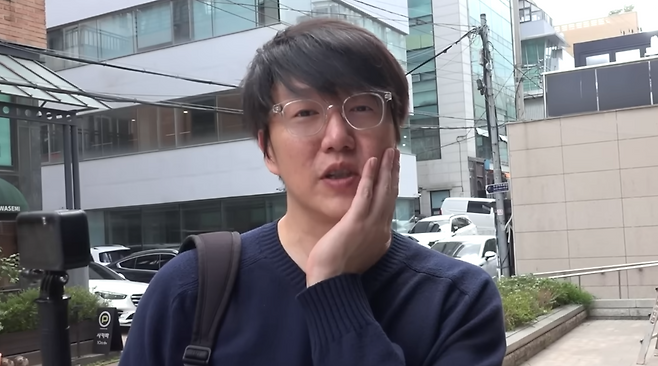 가수 성시경이 앨범 재킷 촬영을 앞두고 700만원대 피부 시술에 과감히 투자했다. 유튜브 채널&nbsp;‘성시경 SUNG SI KYUNG’ 캡처