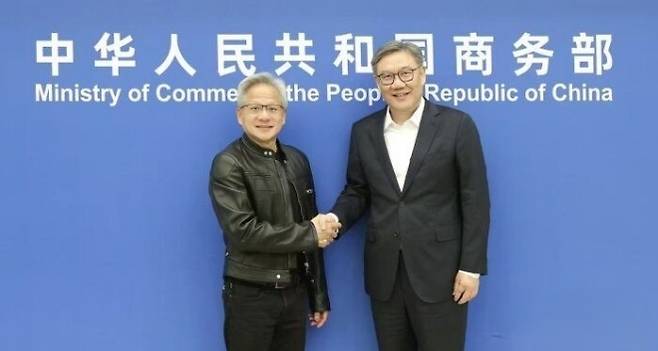 왕원타오(오른쪽) 중국 상무부장이 지난 17일 젠슨 황 엔비디아 CEO와 만남을 가졌다고 18일 중국 상무부가 밝혔다. 중국 상무부 홈페이지