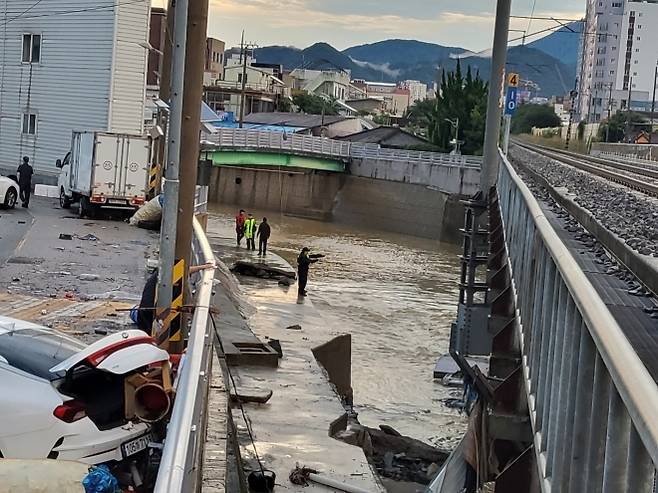 19일 소방당국이 광주 북구 신안교 일대에서 실종자 수색작업을 벌이고 있다. 광주광역시 소방안전본부 제공