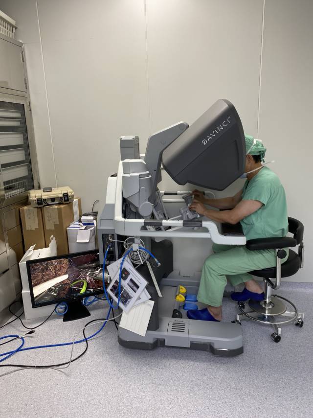 이광웅 서울대병원 간담췌외과 교수가 로봇 간이식 수술을 진행하고 있다. 사진 제공=서울대병원