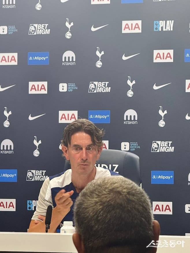 토마스 프랑크 토트넘 감독이 18일(한국시간) 런던 외곽 엔필드에 위치한 홋스퍼웨이에서 부임 첫 기자회견을 갖고 손흥민에 대한 상황을 전했다. 런던|허유미 통신원