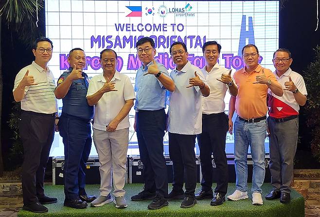 좌측끝에서부터 최혁 IRC 대표, 이진욱 카가얀데오로 한인회 회장(왼쪽 네번째부터), 밤비 이마노 미사미스 오리엔탈 제2구역 하원의원, 김두열 직항추진위원회 위원장 겸 한인회 부회장.