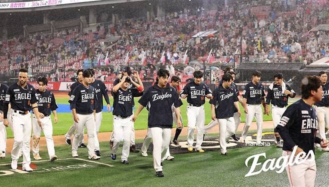 19일 수원구장에서 열린 KT와의 경기를 마치고 인사하는 한화 선수단. 한화 이글스 제공
