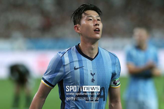 ▲ 454경기 173골. 10년의 에이스이자 역대 3번째 유럽대항전 우승 시즌의 주장. 눈부신 타이틀에도 손흥민은 토트넘 홋스퍼가 남길지 말지 결정해야 할 평가 대상이 됐다. 심지어 잔류할 경우에는 주장 완장까지 빼앗길 수 있다.