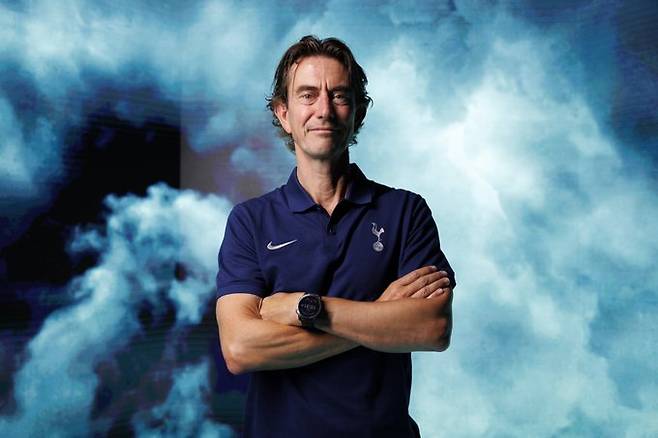 ▲ 토마스 프랑크 감독은 영국 런던의 토트넘 홋스퍼 트레이닝 센터에서 부임 후 첫 공식 기자회견을 진행했다. 레딩과 프리시즌 첫 경기를 앞두고 열린 행사로였다. 이 자리에서 주장 손흥민의 거취 질문이 쏟아졌다. 프랑크 감독은 원론적인 답변으로 일관하면서도 주장 교체 및 공격진 명단에서 빼는 것으로 부정적인 암시를 했다는 분석이다. ⓒ 토트넘 홋스퍼