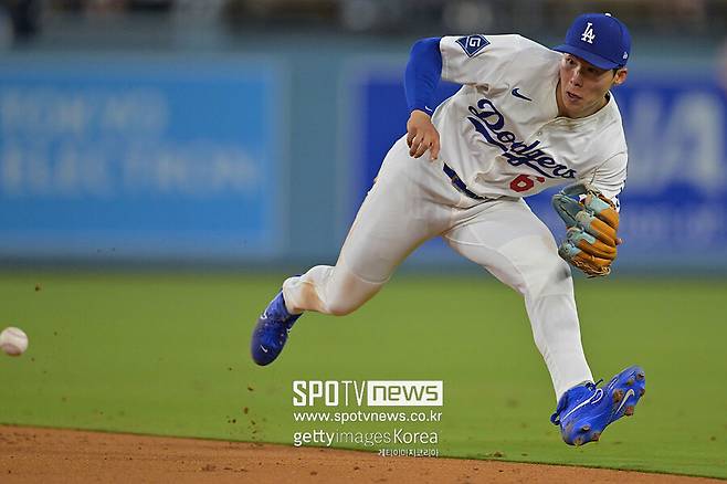 ▲ 김혜성은 2루 쪽으로 향하는 땅볼 세 개를 안정적인 수비로 잡아 냈다.