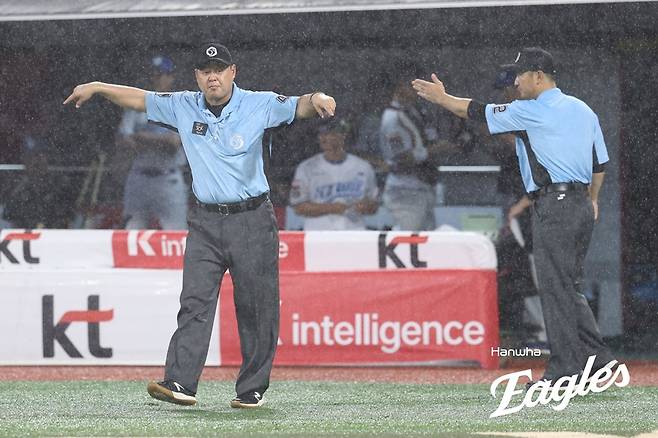 ▲ 폭우가 내리는 수원kt위즈파크. 도저히 경기를 더 할 수 없었다 ⓒ 한화 이글스