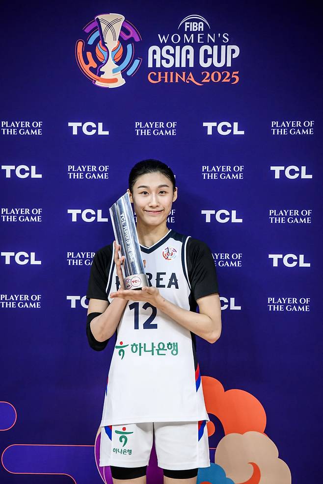 18일 중국 선전스포츠센터에서 열린 필리핀과의 2025 국제농구연맹(FIBA) 아시아컵 4강 결정전 플레이어 오브 더 게임에 선정된 이해란. /사진=FIBA 제공