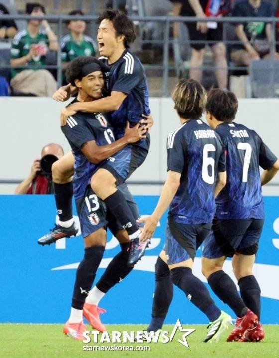 저메인 료(13번)가 15일 용인미르종합운동장에서 열린 2025 동아시아축구연맹(EAFF) E-1 챔피언십(동아시안컵) 일본과의 최종전 전반 초반 선제골을 성공시킨 후 환호하고 있다. /사진=강영조 선임기자