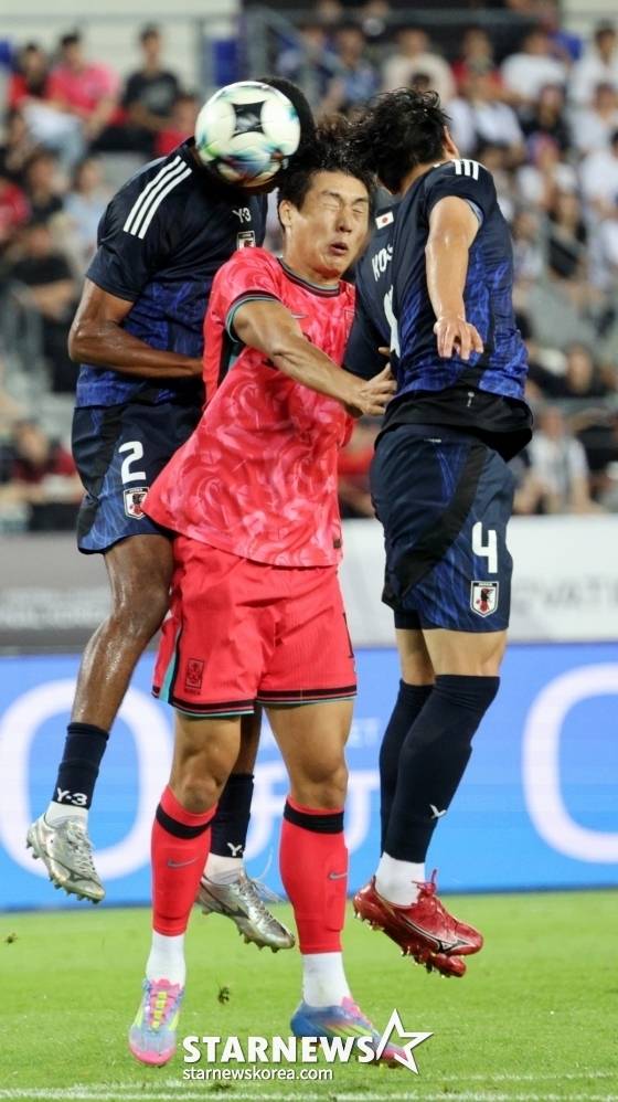 이호재(가운데) 15일 용인미르종합운동장에서 열린 2025 동아시아축구연맹(EAFF) E-1 챔피언십(동아시안컵) 일본과의 최종전 후반 샌드위치 마크를 받으며 공중볼을 다툼을 벌이고 있다. /사진=강영조 선임기자