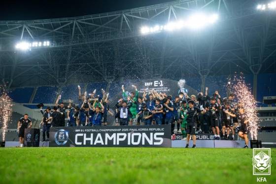 일본 축구대표팀 선수들이 15일 용인미르스타디움에서 열린 한국과의 2025 동아시아축구연맹(EAFF) E-1 풋볼 챔피언십(동아시안컵) 3차전을 마친 뒤 우승 세리머니를 하고 있다. /사진=대한축구협회 제공