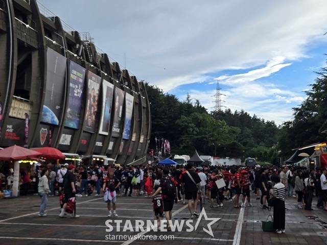 포항스틸야드에 모인 포항스틸러스 팬들. /사진=이원희 기자