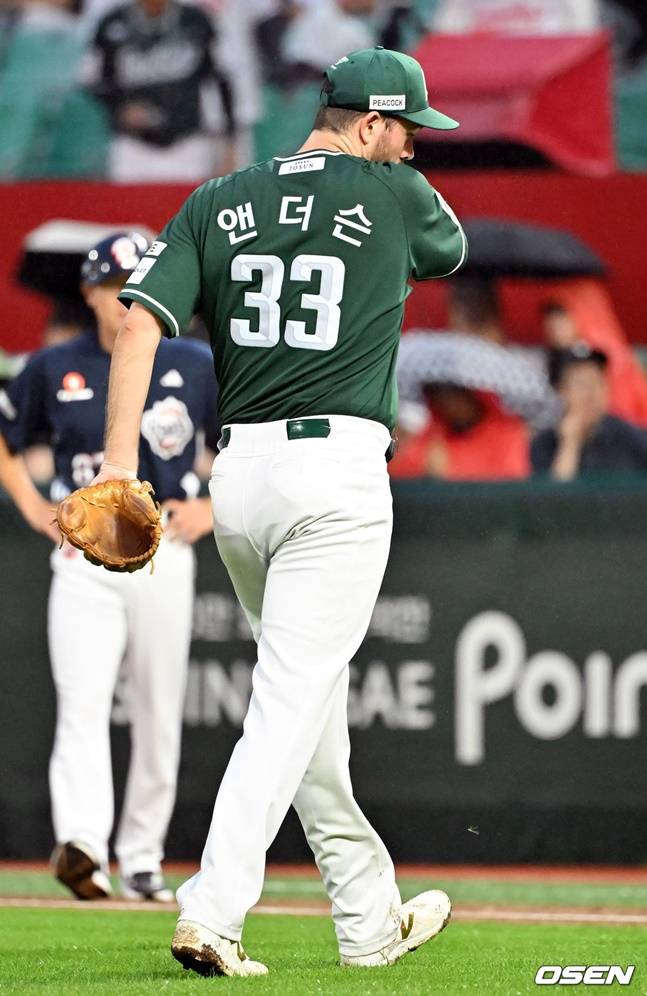 SSG 앤더슨이 이닝을 마치고 더그아웃으로 향하고 있다.