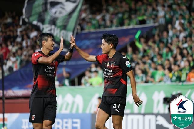 포항선수단의 골 세리머니. /사진=한국프로축구연맹 제공