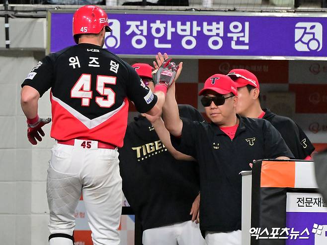 9일 오후 대전 한화생명 볼파크에서 열린 '2025 신한 SOL Bank KBO리그' KIA 타이거즈와 한화 이글스의 경기, 8회초 KIA 위즈덤이 솔로 홈런을 날린 후 이범호 감독과 하이파이브를 하고 있다. 엑스포츠뉴스 DB