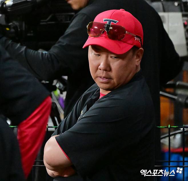 24일 오후 서울 구로구 고척스카이돔에서 열린 '2025 신한 SOL Bank KBO리그' KIA 타이거즈와 키움 히어로즈의 경기, KIA 이범호 감독이 생각에 잠겨 있다. 엑스포츠뉴스 DB