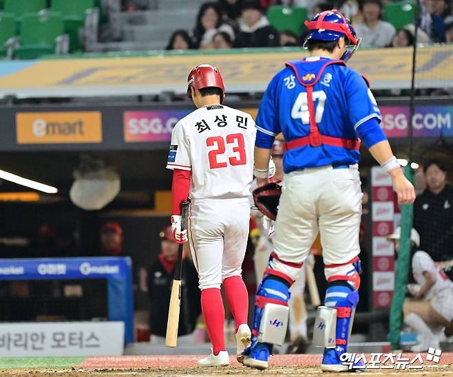 29일 오후 인천SSG랜더스필드에서 열린 '2025 신한 SOL Bank KBO리그' 삼성 라이온즈와 SSG 랜더스의 경기, 8회말 무사 1,2루 SSG 최상민이 루킹 삼진을 당한 후 더그아웃으로 향하고 있다. 엑스포츠뉴스 DB
