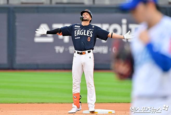 '한화의 러브레터' 루이스 리베라토가 지난 5주간 활약을 인정받아 정식 계약을 체결한다. 한화 구단은 대체 외국인 선수로 입단한 리베라토와 정식 계약을 체결했다고 19일 공식 발표했다. 잔여시즌 계약 규모는 총액 20만 5000달러(2억8567만원)다. 오른쪽 새끼손가락 견열골절로 외국인 재활선수 명단에 오른 에스테반 플로리얼의 대체 외국인 선수로 지난달 17일 한국땅을 밟은 리베라토는 전반기 15경기에 출전, 타율 0.387, 24안타, 2홈런, 13타점, 출루율 0.441, 장타율 0.565로 폭풍 같은 활약을 펼쳤다. 엑스포츠뉴스DB