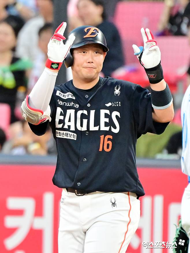 한화는 19일 수원 케이티위즈파크에서 열린 2025 신한 SOL Bank KBO리그 KT 위즈와의 원정경기에서 6-5 강우콜드 승리를 거뒀다. 이날 승리로 한화는 8연승을 질주, 시즌 전적 54승33패2무를 만들었다. 이날 하주석은 3타수 2안타 2타점으로 힘을 보탰다. 엑스포츠뉴스DB