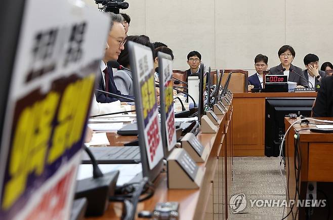 의원 질의에 답변하는 정은경 복지부 장관 후보자 (서울=연합뉴스) 김주형 기자 = 정은경 보건복지부 장관 후보자(오른쪽)가 18일 국회 보건복지위원회에서 열린 인사청문회에서 의원 질의에 답변하고 있다. 2025.7.18 kjhpress@yna.co.kr