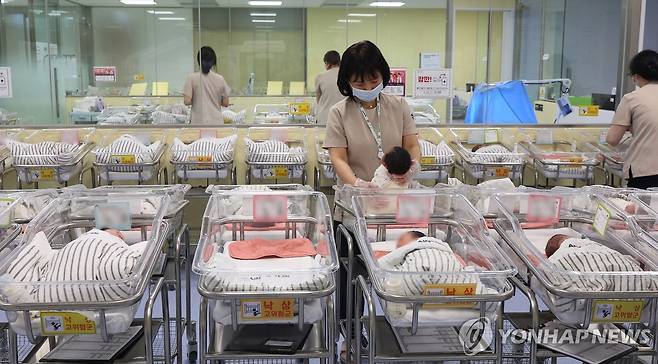 신생아 보살피는 의료진 [연합뉴스 자료사진]