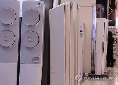역대급 무더위에 에어컨 판매량 급증  (서울=연합뉴스) 이진욱 기자 =  무더위가 기승을 부리면서 에어컨 판매량도 급증하고 있다. 가전업계에 따르면 삼성전자 가정용 스탠드 및 벽걸이 에어컨의 올해 상반기 누적 판매량은 작년 동기 대비 20% 이상 증가한 것으로 집계됐다. 사진은 13일 서울 한 대형마트 에어컨 판매 매장 모습. 2025.7.13
    cityboy@yna.co.kr