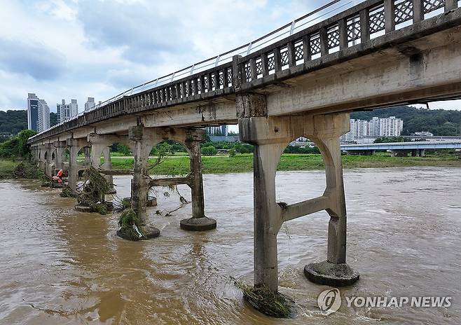 극한 호우에 옛 산동교 파손 (광주=연합뉴스) 조남수 기자 = 18일 광주 북구 동림동 옛 산동교가 전날 극한 호우에 교각이 파손돼 상판이 휘어 있다. 2025.7.18 iso64@yna.co.kr