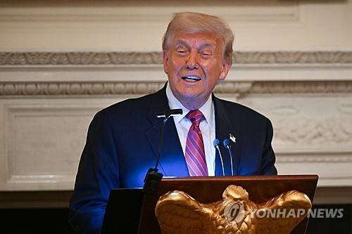 도널드 트럼프 미국 대통령 (워싱턴DC 로이터=연합뉴스) 2025년 7월 18일 도널드 트럼프 미국 대통령이 백악관에서 공화당 소속 연방상원의원들과 만찬을 하면서 발언하고 있다. (REUTERS/Annabelle Gordon) 2025.7.19.