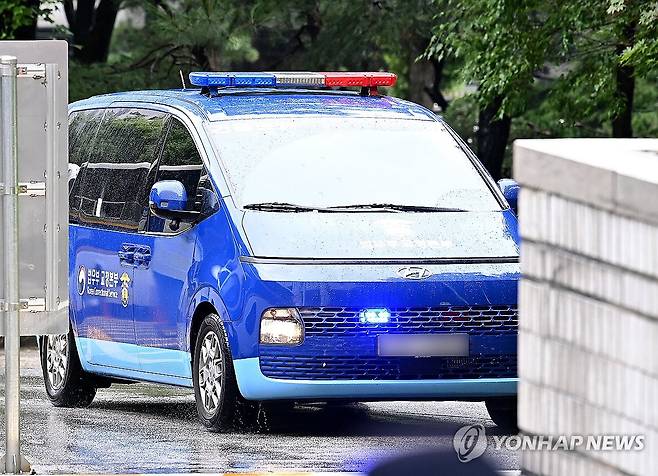 서울중앙지방법원 들어서는 호송차 (서울=연합뉴스) 윤석열 전 대통령이 탑승한 호송차가 18일 서울 서초구 서울중앙지방법원으로 들어서고 있다. 2025.7.18 [사진공동취재단] photo@yna.co.kr