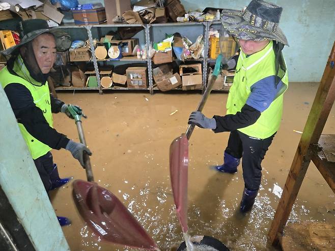 수해복구 중인 예산군 공무원들 [예산군 제공. 재판매 및 DB 금지]