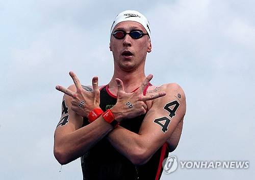 세계선수권대회 오픈워터스위밍 3관왕을 차지한 뒤 손가락 세 개를 펴보인 벨브로크. [로이터=연합뉴스]