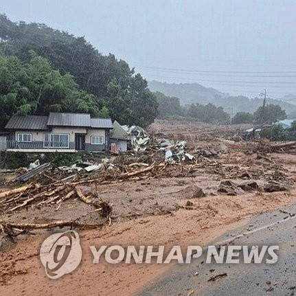 폭우·산사태에 파손된 산청 주택 (산청=연합뉴스) 19일 경남 산청군 산청읍 부리 마을에 폭우와 산사태로 일부 주택이 파손돼 있다. 2025.7.19 [독자 김규리 씨 제공. 재판매 및 DB 금지] image@yna.co.kr