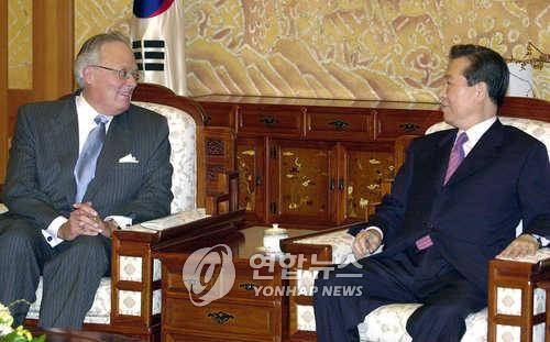 김대중 대통령과 만나는 에드윈 퓰너  에드윈 퓰너 헤리티지재단 이사장이 2002년 2월 25일 청와대에서 김대중 당시 대통령을 접견하는 모습. [연합뉴스 자료사진]