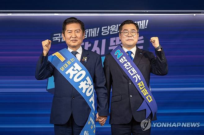 더불어민주당 합동연설회 (서울=연합뉴스) 더불어민주당 대표 선거에 출마한 정청래(왼쪽), 박찬대 후보가 19일 서울 여의도 당사에서 열린 합동연설회에서 함께 주먹을 쥐며 인사하고 있다.  2025.7.19  [더불어민주당 제공. 재판매 및 DB 금지] photo@yna.co.kr