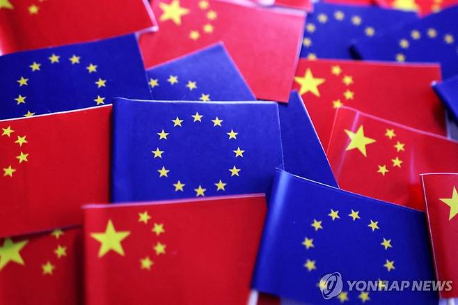 EU 깃발과 중국 오성홍기 [로이터 연합뉴스 자료사진. 재판매 및 DB 금지]