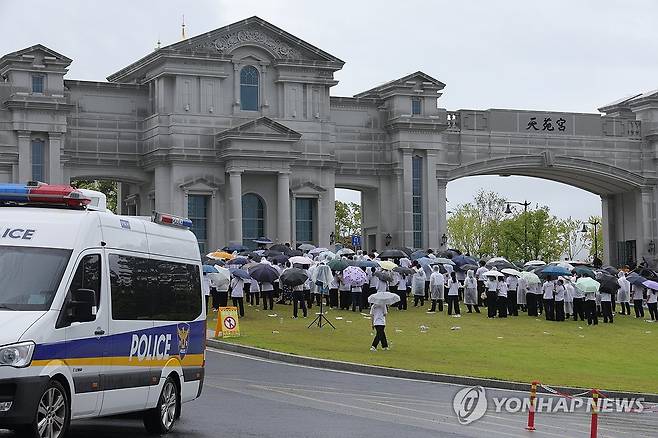 김건희 특검, 통일교 압수수색 (가평=연합뉴스) 임병식 기자 = 김건희 여사의 각종 의혹들을 수사하는 민중기 특별검사팀이 통일교 시설과 관계자를 대상으로 압수수색에 나선 18일 오전 경기도 가평군 통일교 본부에서 신도들이 집회를 열고 있다. 2025.7.18 andphotodo@yna.co.kr