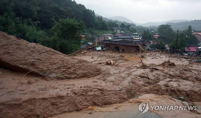 산사태 여파 (산청=연합뉴스) 김동민 기자 = 폭우·산사태로 인해 19일 오후 경남 산청군 단성면 내원마을 입구에 토사가 쌓여 위험한 장면이 연출되고 있다. 2025.7.19 image@yna.co.kr