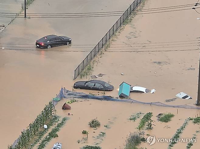 폭우에 잠긴 승용차 (광주=연합뉴스) 광주 전역에 극한 호우가 쏟아진 17일 오후 광주 북구 신용동 일대 도로가 침수돼 차량들이 물에 잠겨 있다. 2025.7.17 [독자 제공. 재판매 및 DB 금지] areum@yna.co.kr
