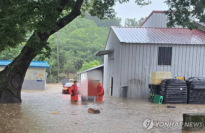 침수로 고립된 마을 주민 구조 (진안=연합뉴스) 전북특별자치도소방본부가 19일 호우경보가 내려진 진안군 성수면의 한 마을에서 주민들을 구조하고 있다. 2025.7.19 [전북특별자치도소방본부. 재판매 및 DB 금지] doo@yna.co.kr