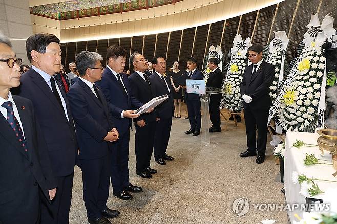 '제주4·3 세계의 기억으로' (제주=연합뉴스) 백나용 기자 = 18일 제주4·3평화공원 위패봉안실에서 4·3 영령에 4·3기록물이 세계기록유산에 등재됐음을 알리는 봉헌식이 열리고 있다. 2025.7.18 dragon.me@yna.co.kr
