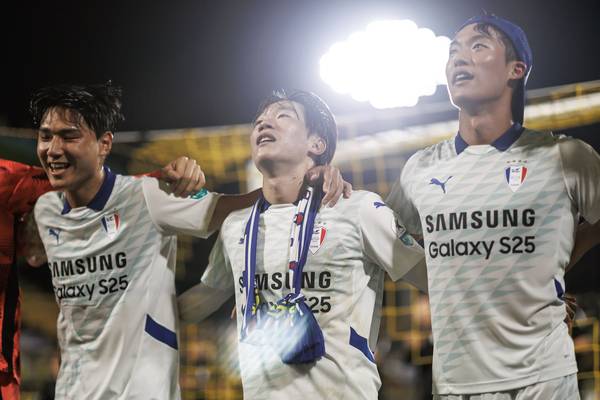 프로축구 K리그2 수원삼성 박지원이 전남과의 경기에서 승리 후 선수들과 기뻐하고 있다. 2025.7.19 /한국프로축구연맹 제공