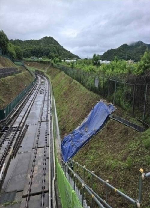 19일 오전 3시께 인천지하철 2호선 인천대공원역~운연역 구간 토사가 쏟아져 인천교통공사가 임시조치를 했다. /인천시 제공